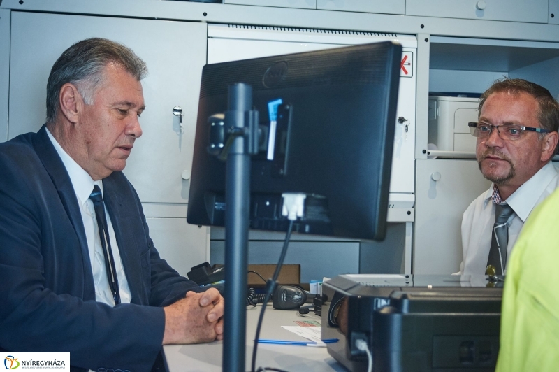 E-mobil Kormányablak a kórházban - fotó Szarka Lajos