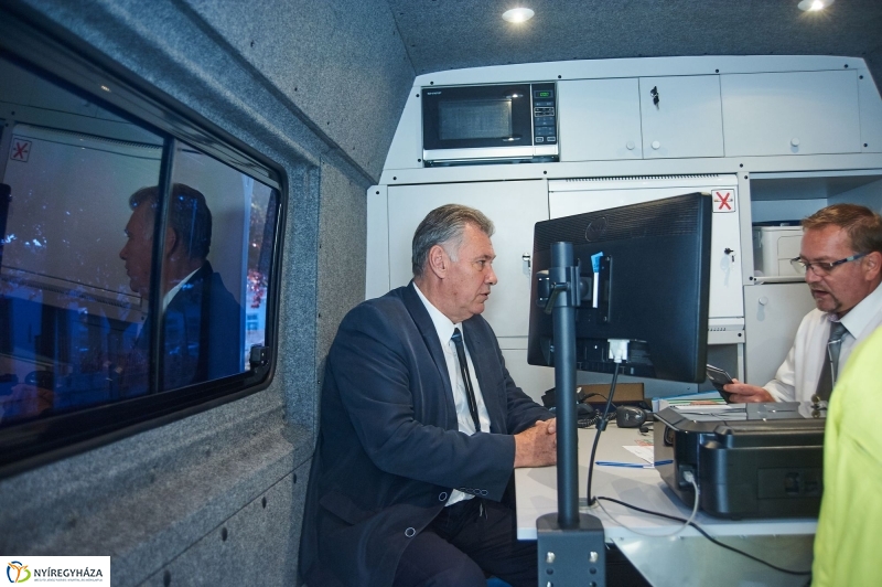 E-mobil Kormányablak a kórházban - fotó Szarka Lajos