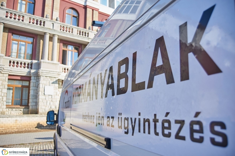 E-mobil Kormányablak a kórházban - fotó Szarka Lajos