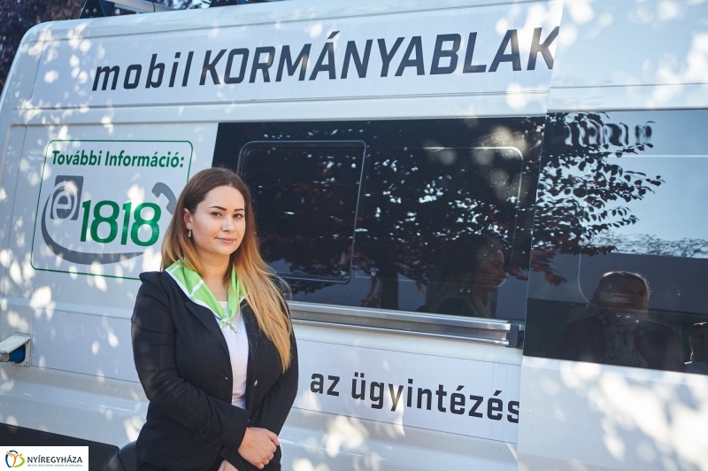 E-mobil Kormányablak a kórházban - fotó Szarka Lajos