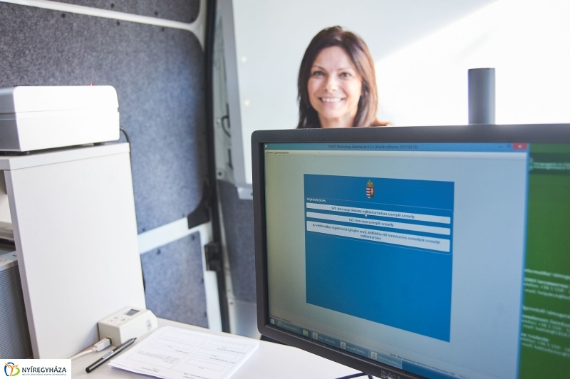 E-mobil Kormányablak a kórházban - fotó Szarka Lajos