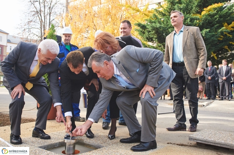 Parkolóház alapkőletétele a kórházban - fotó Szarka Lajos