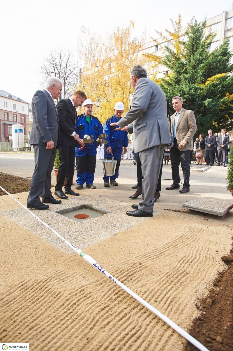 Parkolóház alapkőletétele a kórházban - fotó Szarka Lajos