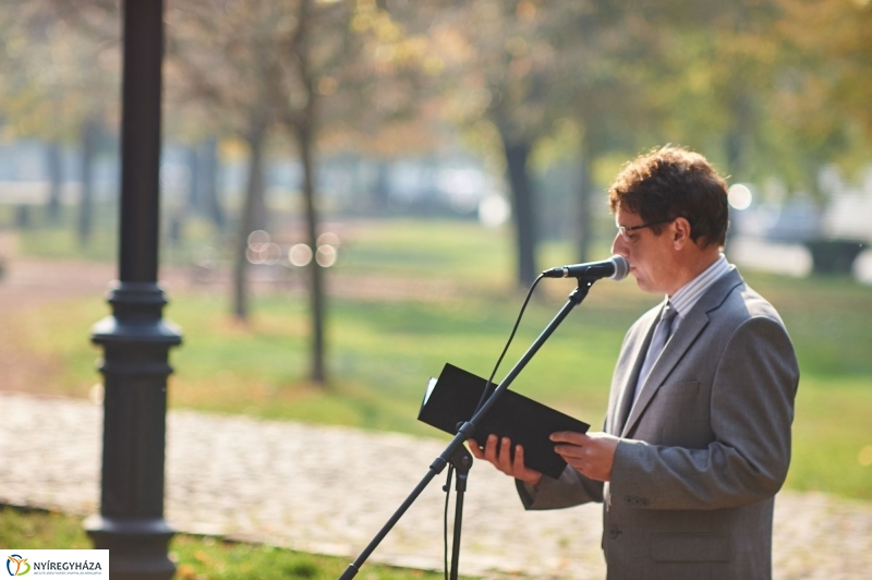 Emlékezés Krúdy Gyula szobránál - fotó Szarka Lajos