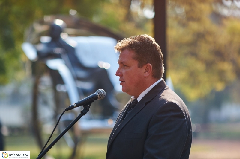 Emlékezés Krúdy Gyula szobránál - fotó Szarka Lajos