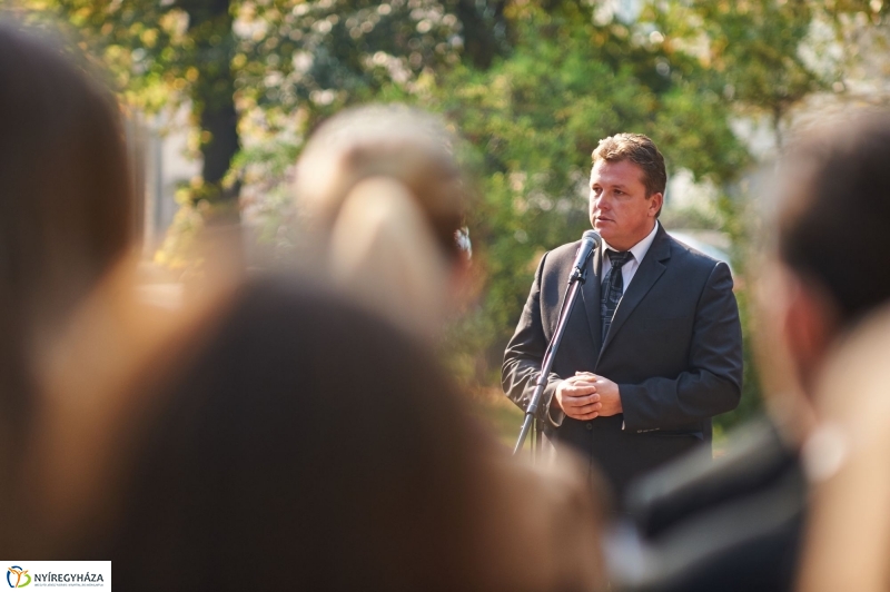 Emlékezés Krúdy Gyula szobránál - fotó Szarka Lajos