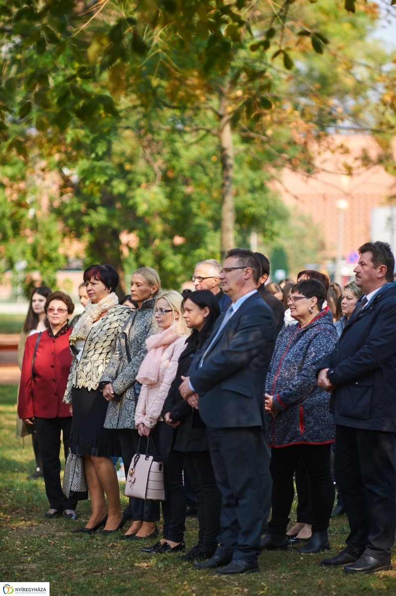 Emlékezés Krúdy Gyula szobránál - fotó Szarka Lajos