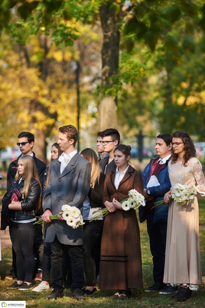 Emlékezés Krúdy Gyula szobránál - fotó Szarka Lajos