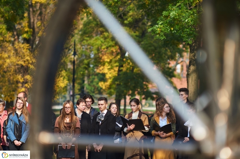 Emlékezés Krúdy Gyula szobránál - fotó Szarka Lajos