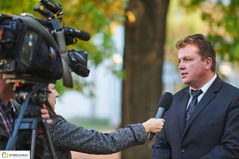 Emlékezés Krúdy Gyula szobránál - fotó Szarka Lajos