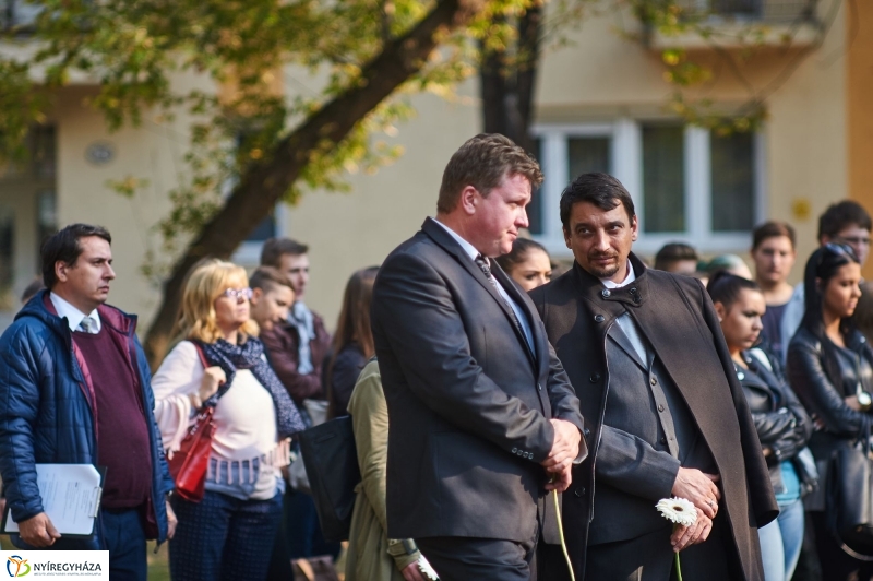 Emlékezés Krúdy Gyula szobránál - fotó Szarka Lajos