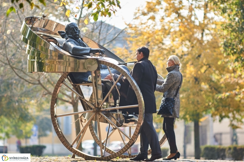 Emlékezés Krúdy Gyula szobránál - fotó Szarka Lajos