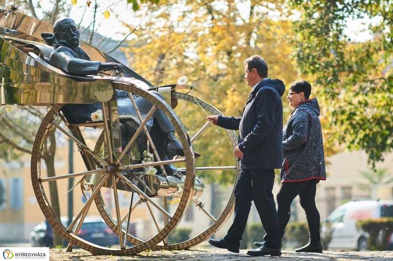 Emlékezés Krúdy Gyula szobránál - fotó Szarka Lajos