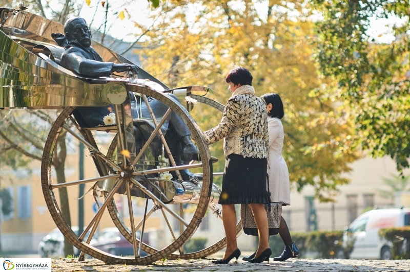 Emlékezés Krúdy Gyula szobránál - fotó Szarka Lajos