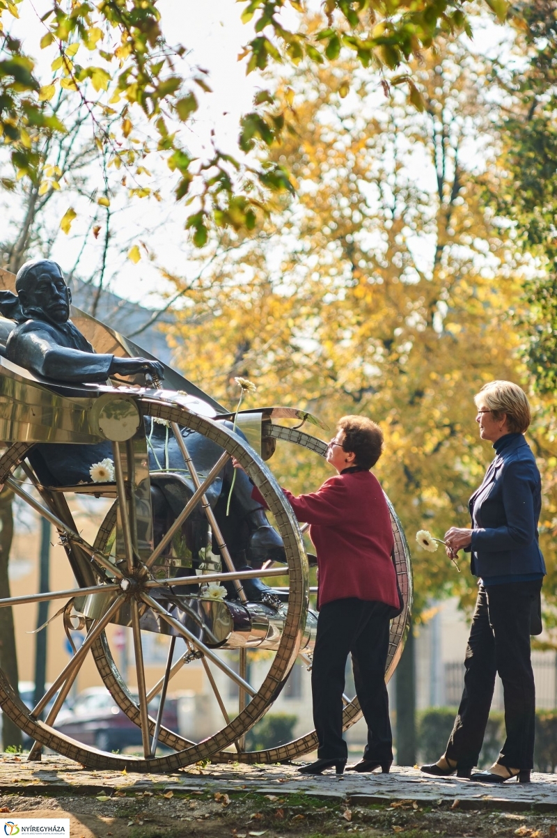 Emlékezés Krúdy Gyula szobránál - fotó Szarka Lajos