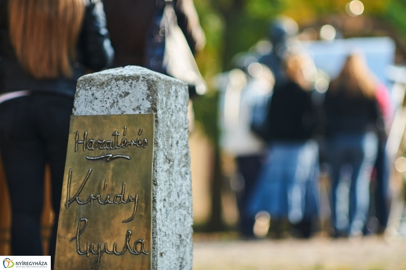 Emlékezés Krúdy Gyula szobránál - fotó Szarka Lajos