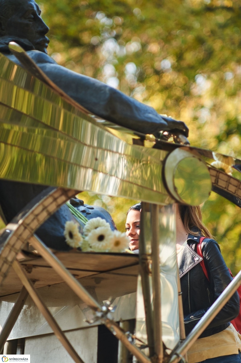 Emlékezés Krúdy Gyula szobránál - fotó Szarka Lajos