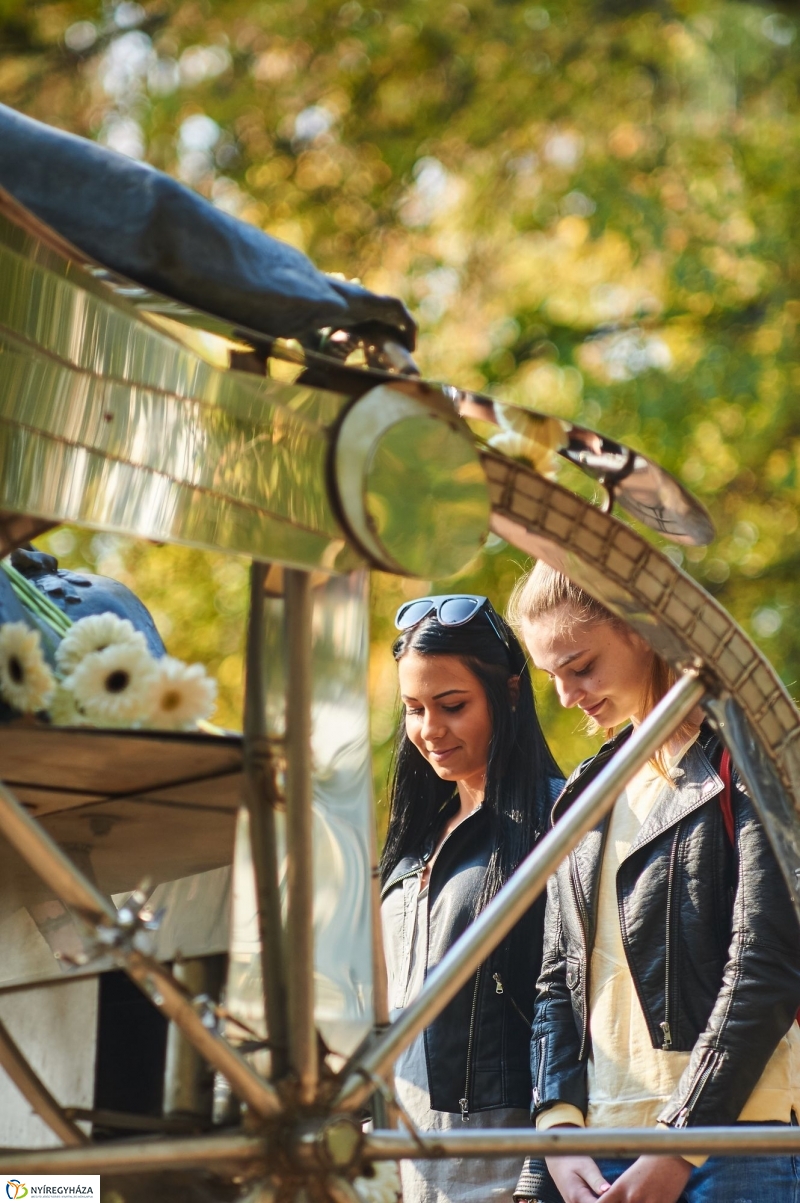 Emlékezés Krúdy Gyula szobránál - fotó Szarka Lajos