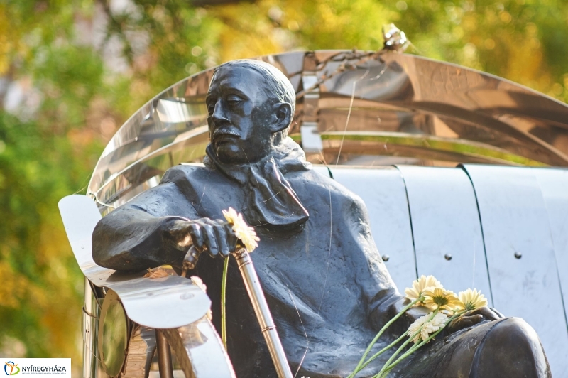 Emlékezés Krúdy Gyula szobránál - fotó Szarka Lajos