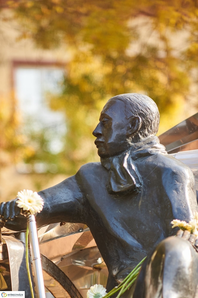 Emlékezés Krúdy Gyula szobránál - fotó Szarka Lajos