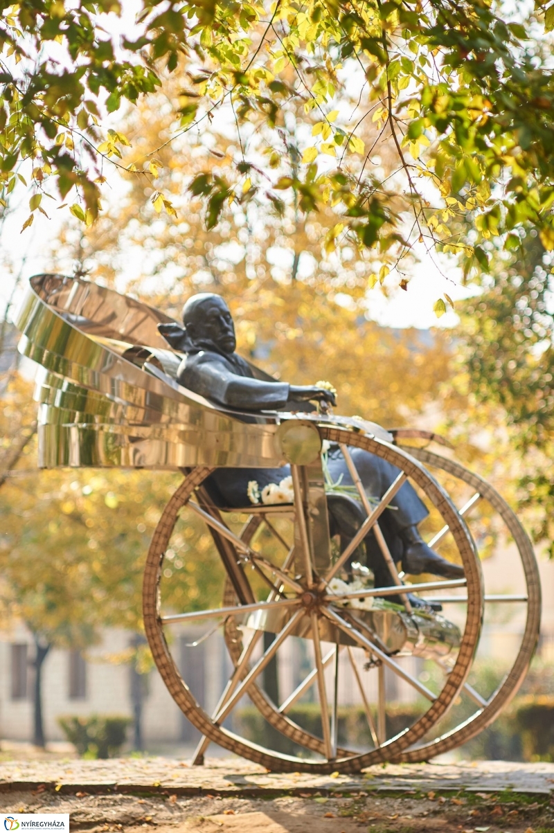 Emlékezés Krúdy Gyula szobránál - fotó Szarka Lajos