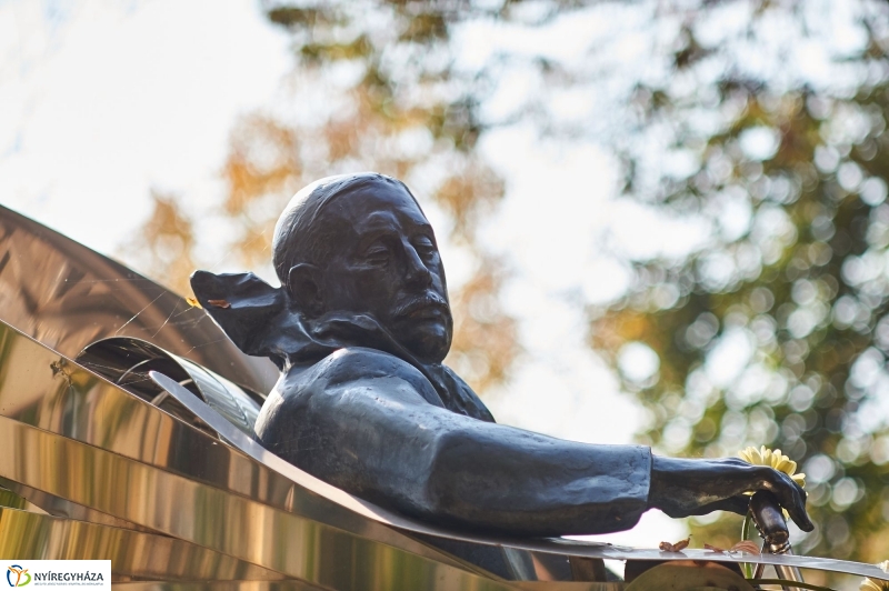 Emlékezés Krúdy Gyula szobránál - fotó Szarka Lajos