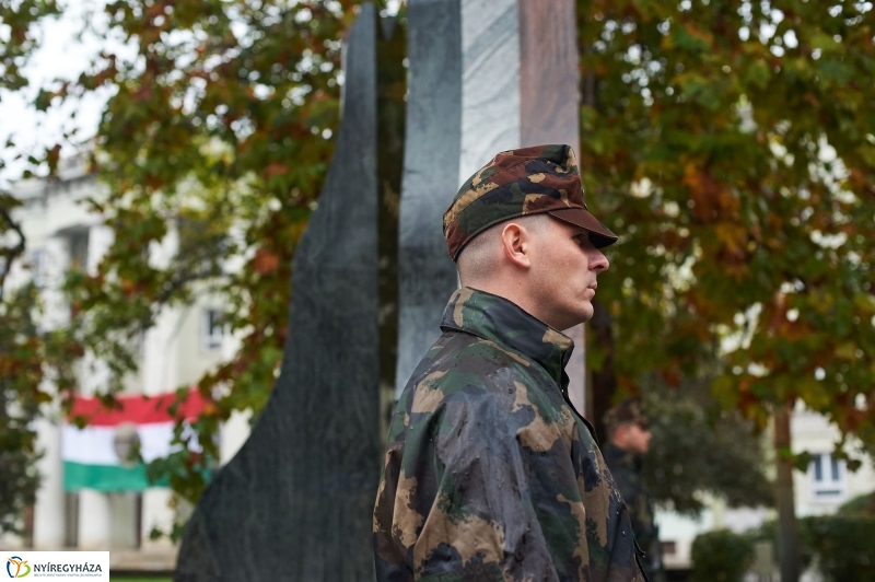 Emlékező koszorúzás 1956-ra - fotó Szarka Lajos