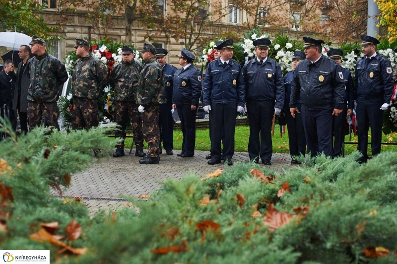 Emlékező koszorúzás 1956-ra - fotó Szarka Lajos