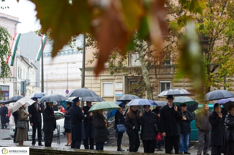 Emlékező koszorúzás 1956-ra - fotó Szarka Lajos