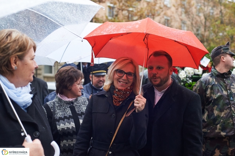 Emlékező koszorúzás 1956-ra - fotó Szarka Lajos