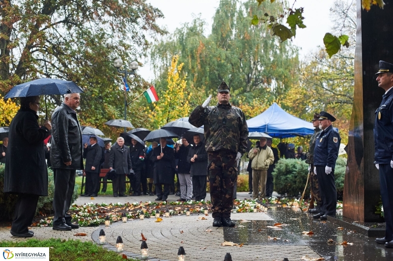 Emlékező koszorúzás 1956-ra - fotó Szarka Lajos