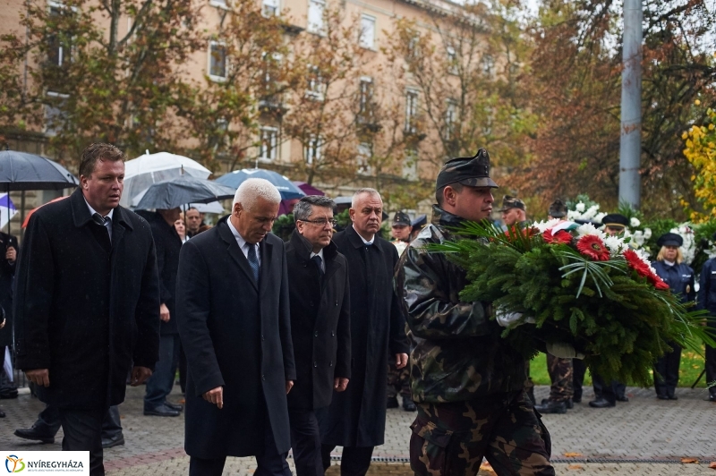 Emlékező koszorúzás 1956-ra - fotó Szarka Lajos