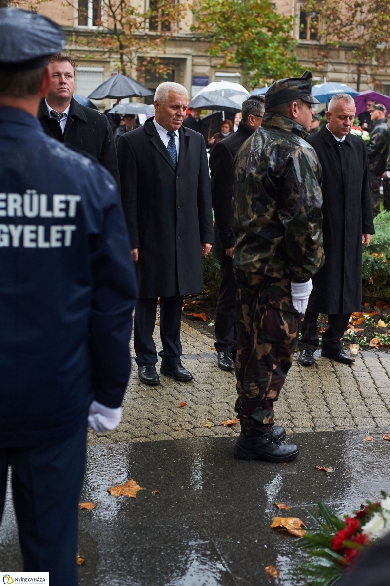 Emlékező koszorúzás 1956-ra - fotó Szarka Lajos