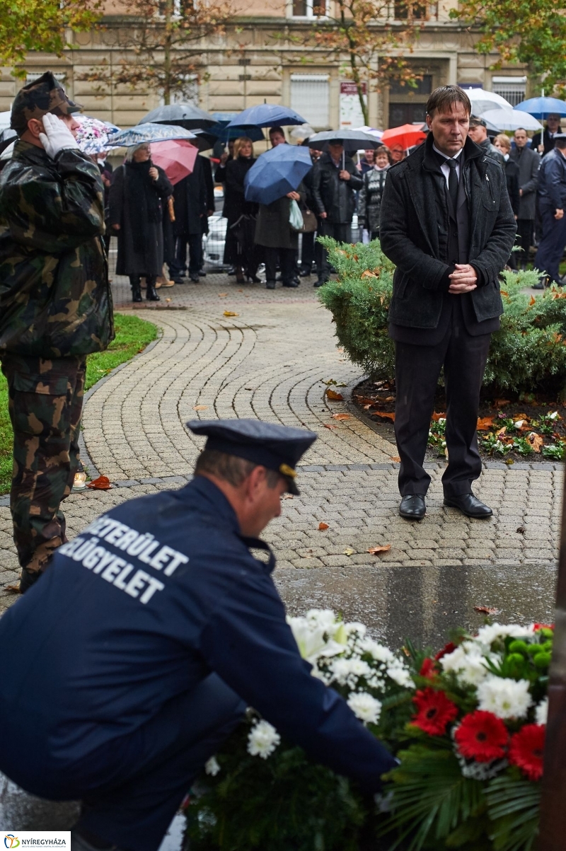 Emlékező koszorúzás 1956-ra - fotó Szarka Lajos