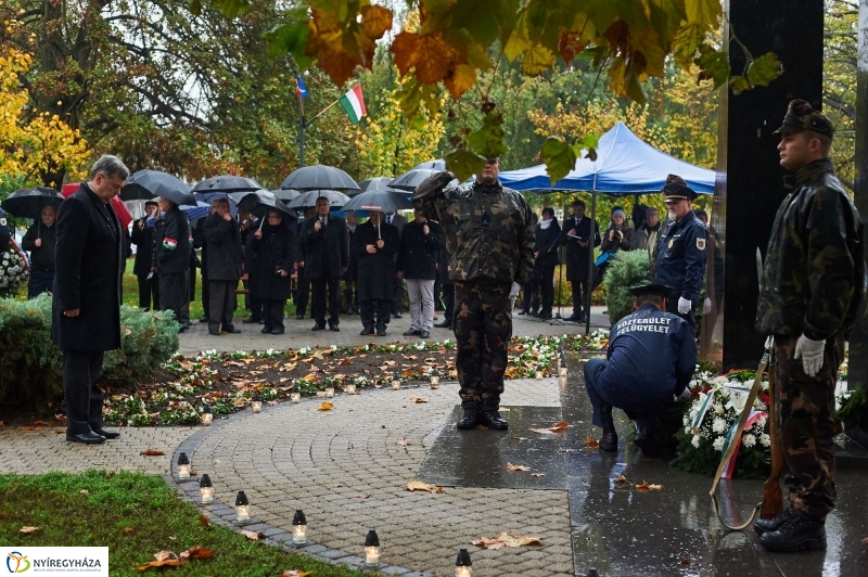 Emlékező koszorúzás 1956-ra - fotó Szarka Lajos