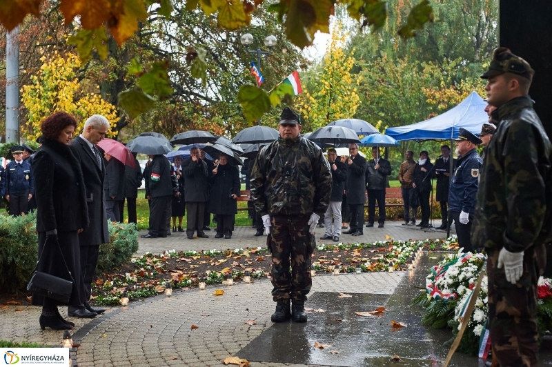 Emlékező koszorúzás 1956-ra - fotó Szarka Lajos