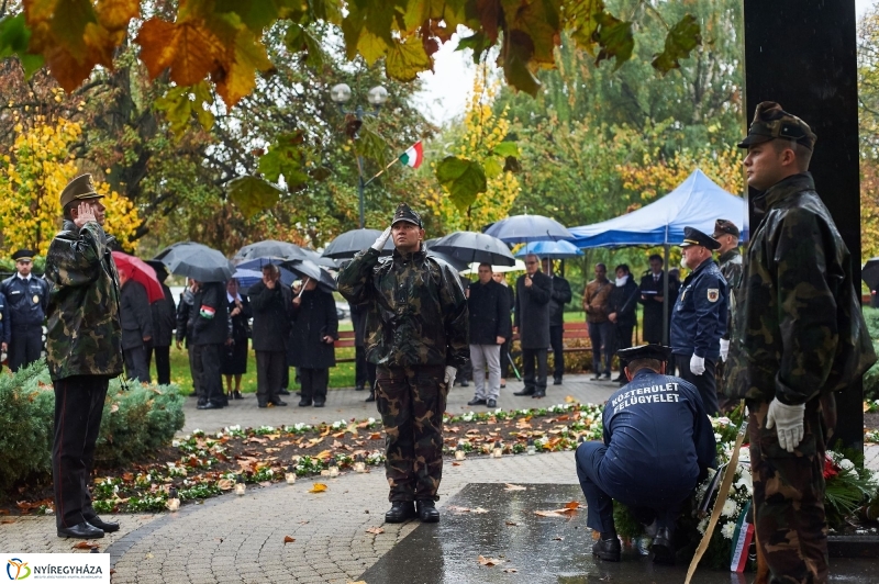 Emlékező koszorúzás 1956-ra - fotó Szarka Lajos