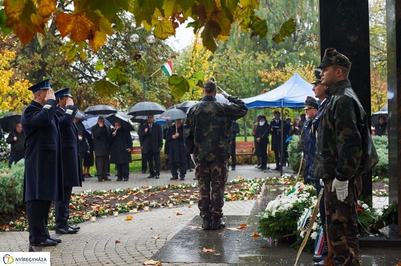 Emlékező koszorúzás 1956-ra - fotó Szarka Lajos