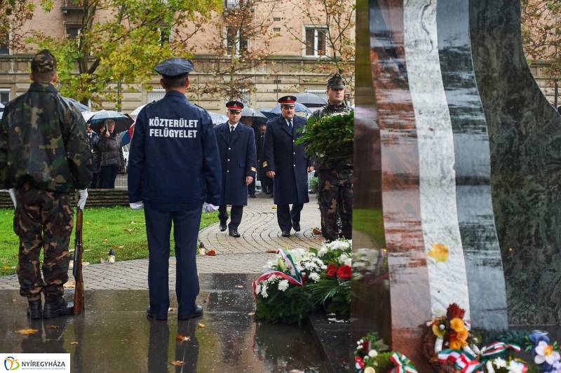 Emlékező koszorúzás 1956-ra - fotó Szarka Lajos