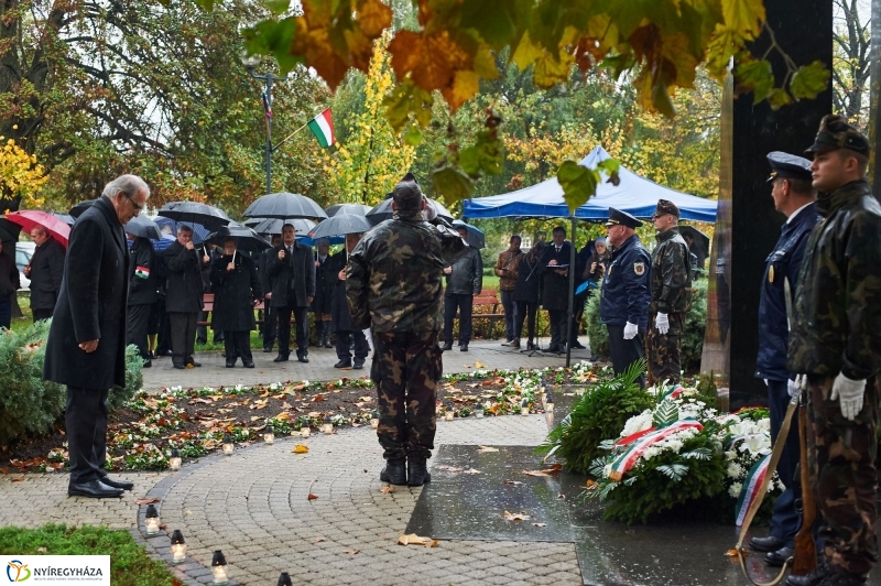 Emlékező koszorúzás 1956-ra - fotó Szarka Lajos