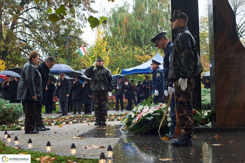 Emlékező koszorúzás 1956-ra - fotó Szarka Lajos