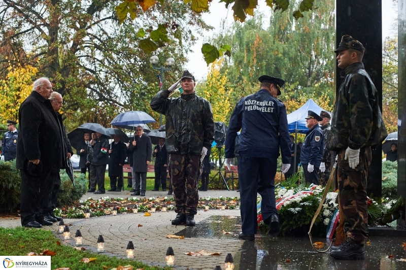 Emlékező koszorúzás 1956-ra - fotó Szarka Lajos