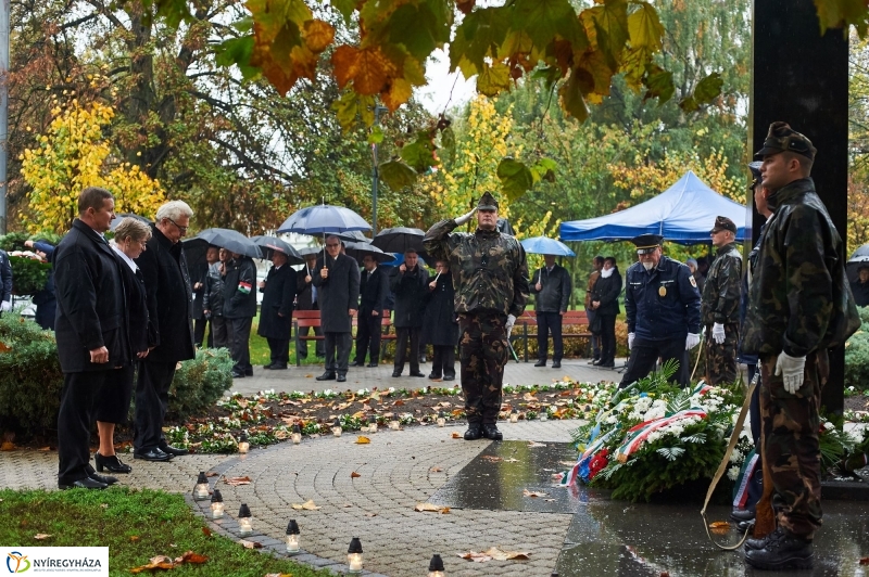 Emlékező koszorúzás 1956-ra - fotó Szarka Lajos