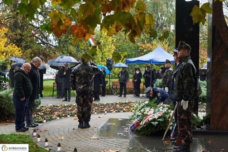 Emlékező koszorúzás 1956-ra - fotó Szarka Lajos