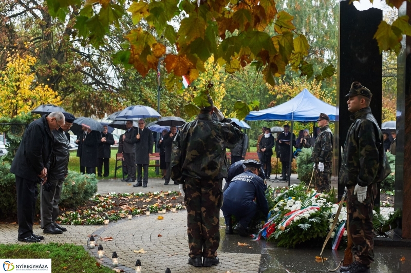 Emlékező koszorúzás 1956-ra - fotó Szarka Lajos