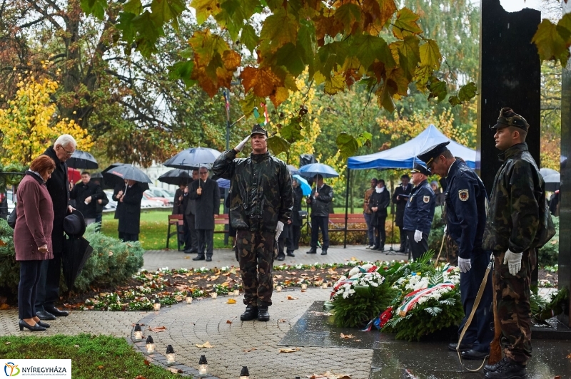 Emlékező koszorúzás 1956-ra - fotó Szarka Lajos
