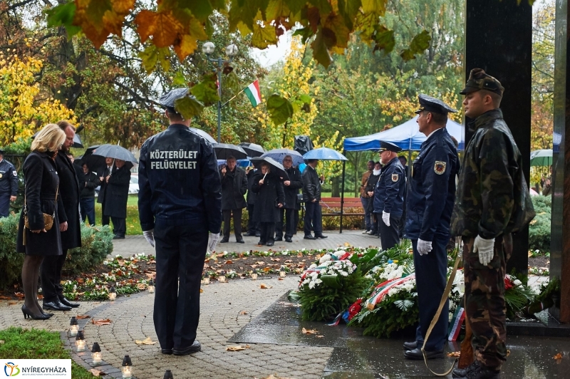 Emlékező koszorúzás 1956-ra - fotó Szarka Lajos