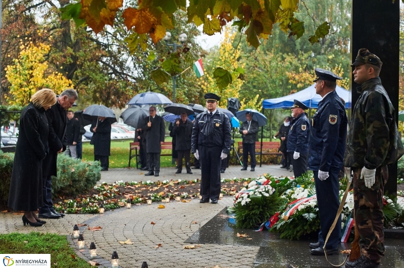 Emlékező koszorúzás 1956-ra - fotó Szarka Lajos