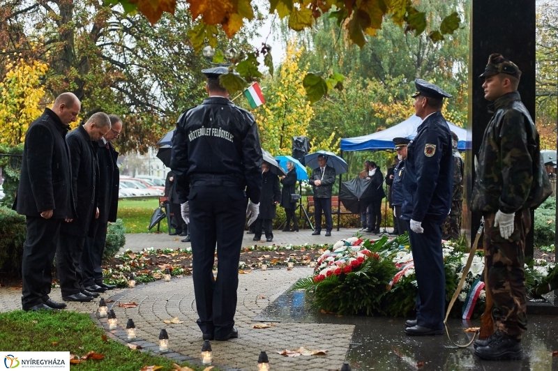 Emlékező koszorúzás 1956-ra - fotó Szarka Lajos