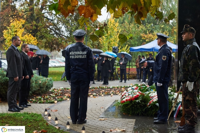 Emlékező koszorúzás 1956-ra - fotó Szarka Lajos